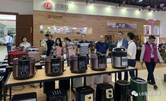 中國(guó)家用電器協(xié)會(huì)理事長(zhǎng)蒞臨我司視察